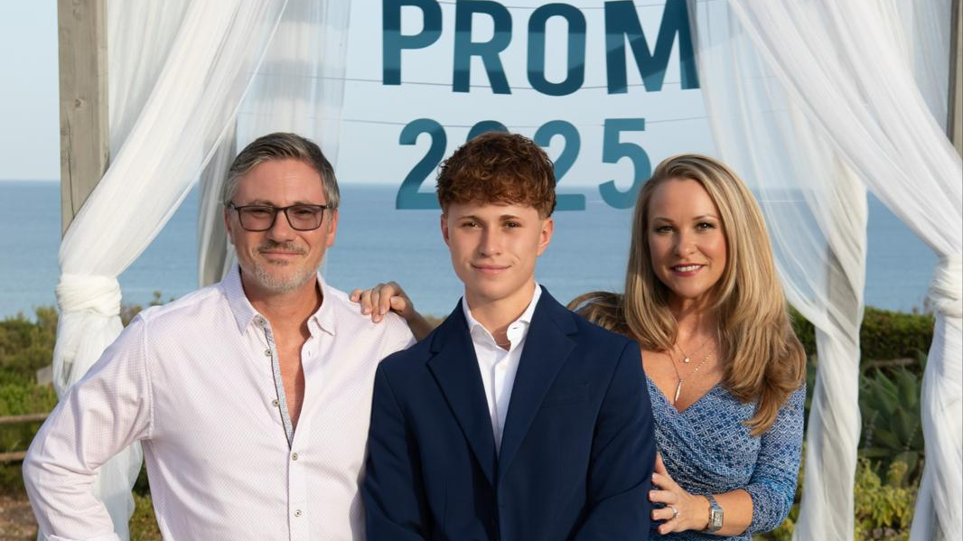 Oscar Sitwell (Centre) with his parents.