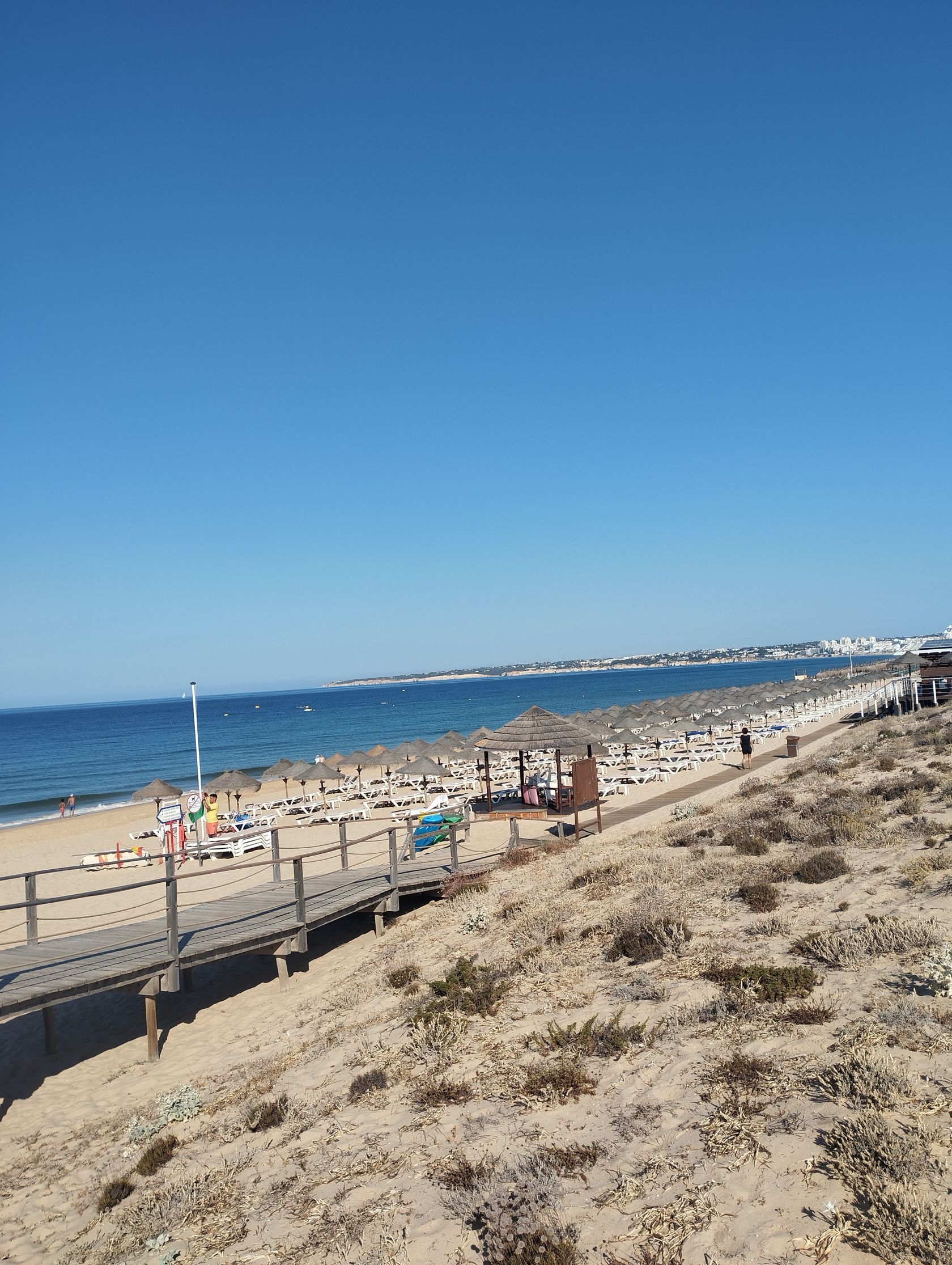 Beach concessionaires request clarification on the placement of sun umbrellas in Portugal
