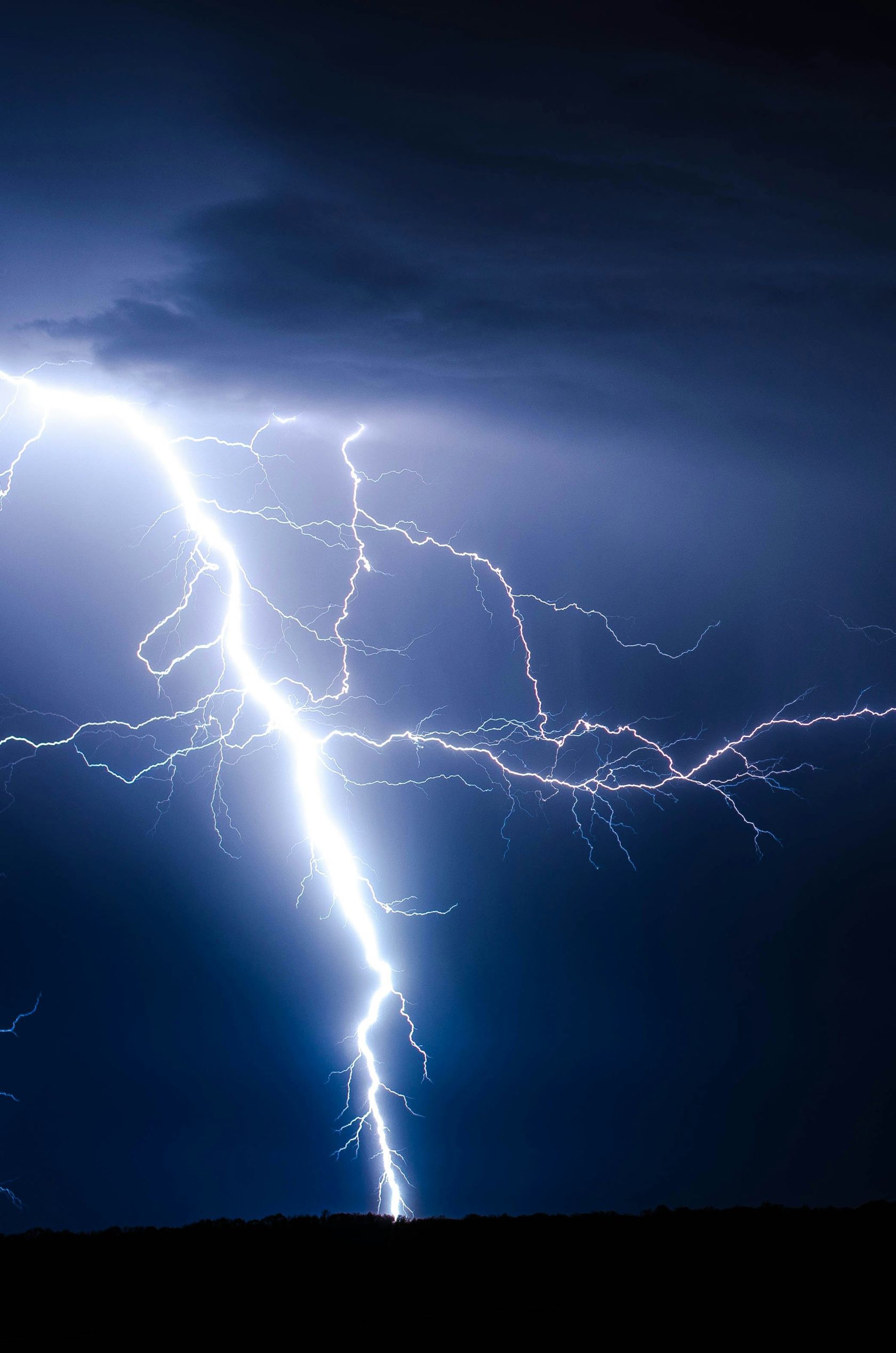 What are dry thunderstorms and why are they common in Portugal?