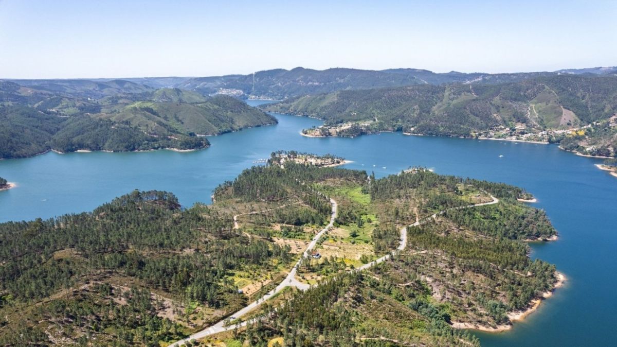 The Castelo de Bode reservoir near Trízio. Credit: Photo: Vitor Oliveira, CC BY-SA 2.0, via Wikimedia Commons.