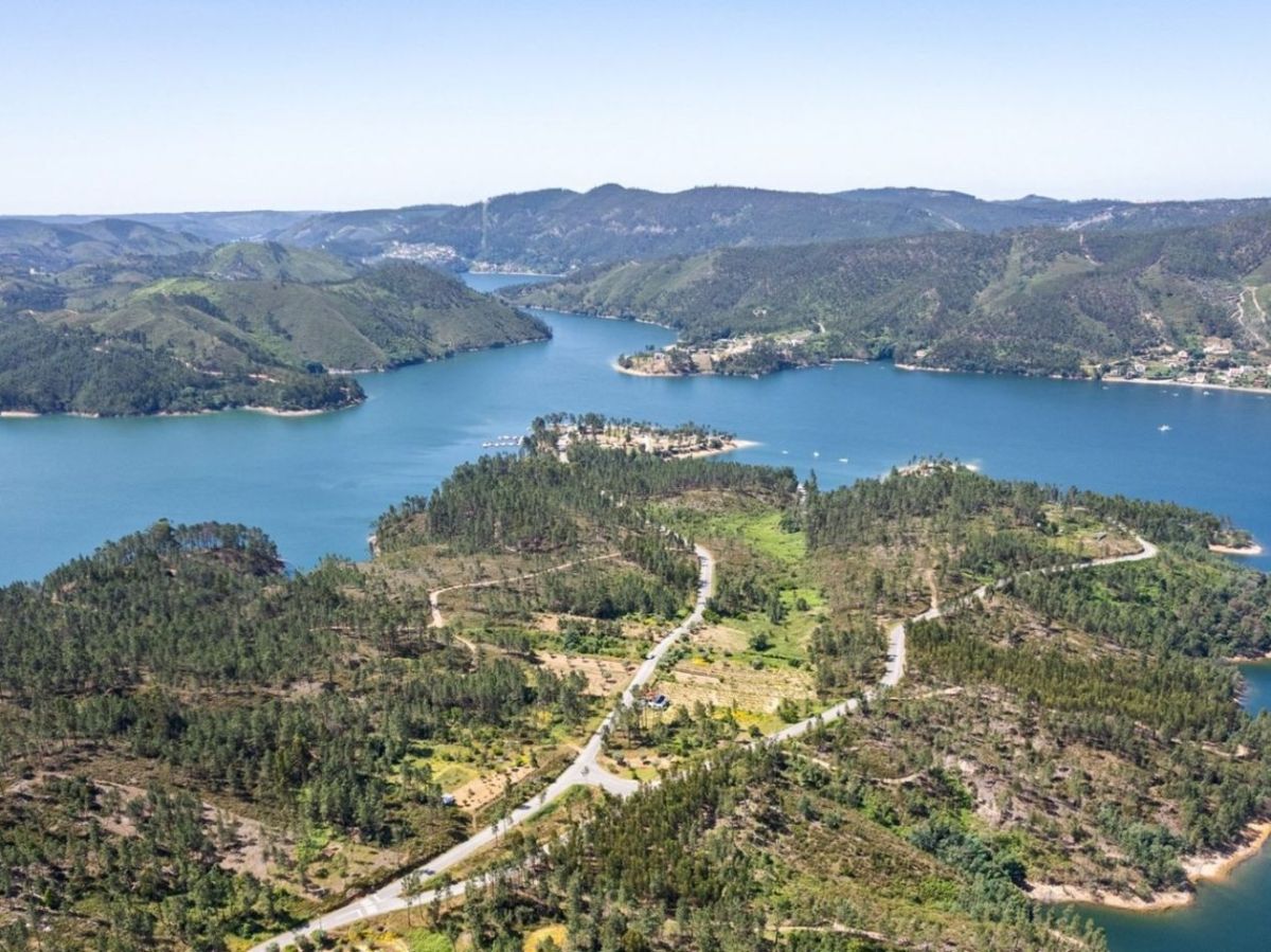 The Castelo de Bode reservoir near Trízio. Credit: Photo: Vitor Oliveira, CC BY-SA 2.0, via Wikimedia Commons.