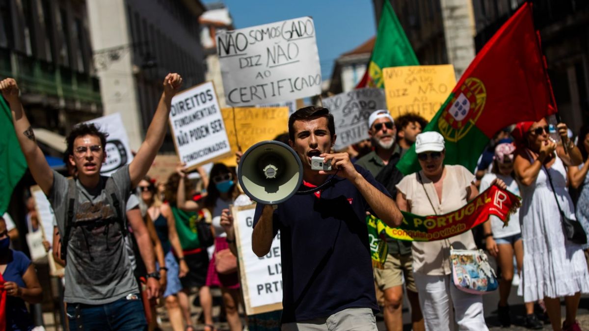 Protesters in Lisbon demonstrating against lockdown measures in Portugal. (Photo: Lusa/ José Sena Goulão)