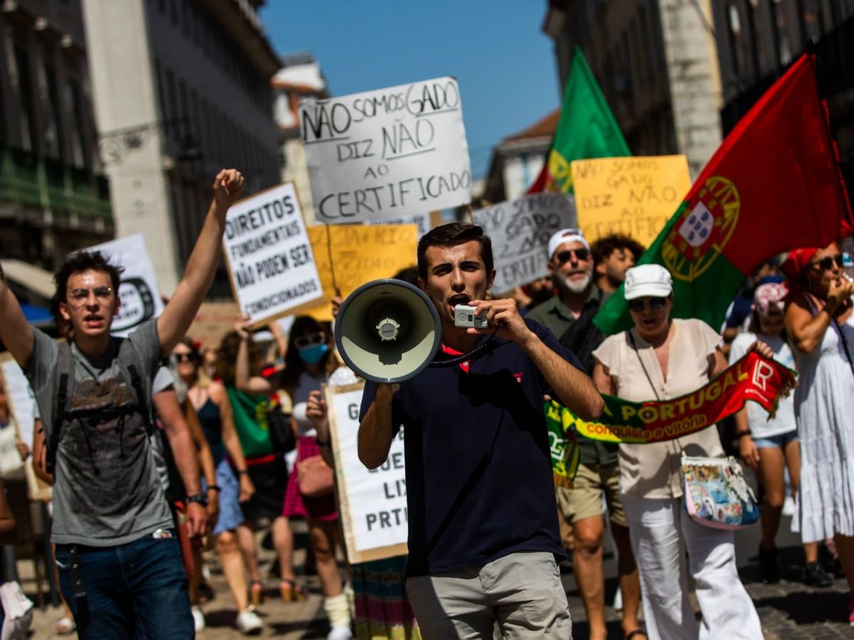 Protesters in Lisbon demonstrating against lockdown measures in Portugal. (Photo: Lusa/ José Sena Goulão)