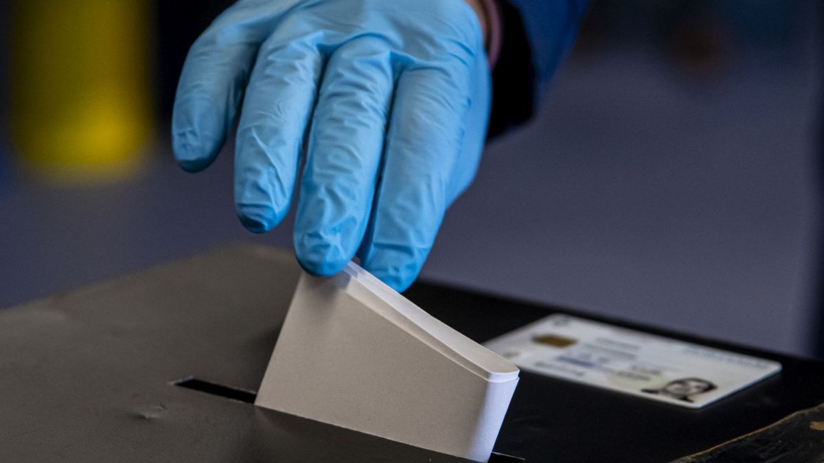 Many foreign residents are eligible to vote in Portugal but the process to register can be challenging in some areas. (Photo: Lusa/José Sena Goulão)