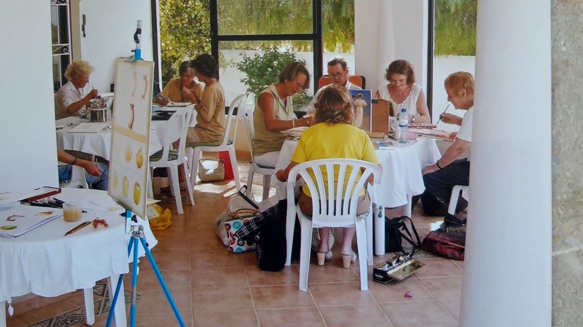 Terence Reed who runs Painting for Pleasure classes every Wednesday at his home in Mesquita in São Brás de Alportel