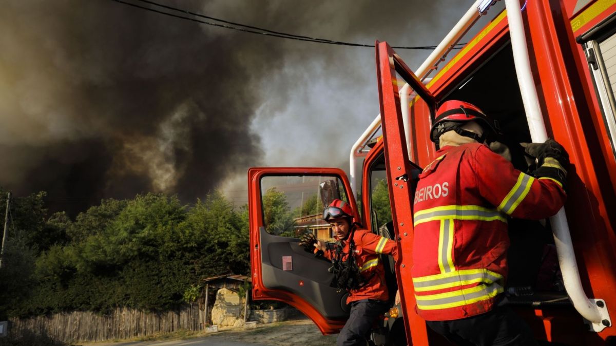 Odemira fire destroys at least two houses and a tourist unit