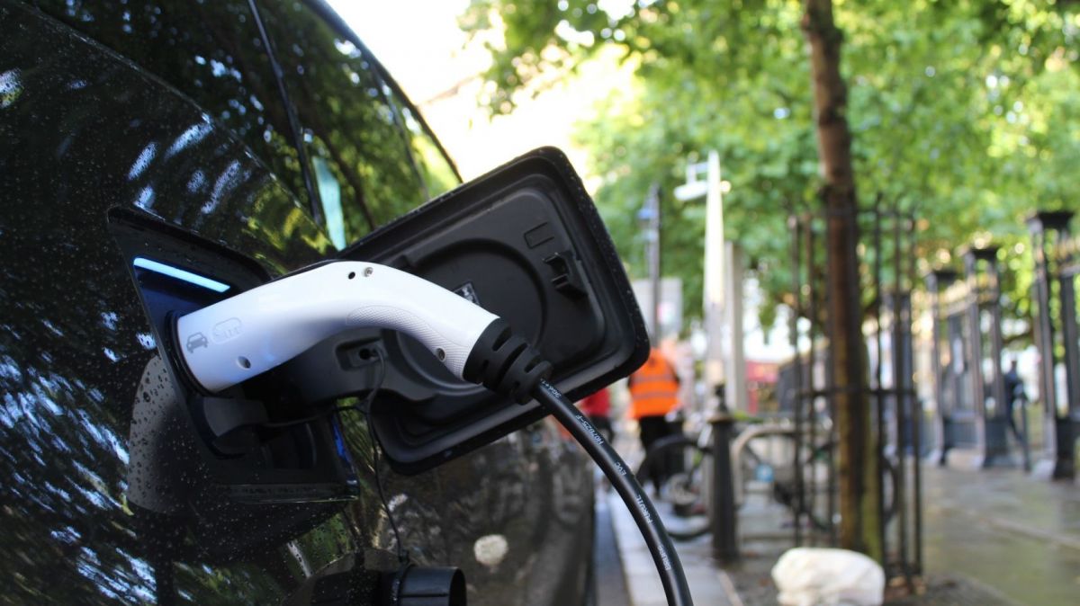 The case involved a car imported from Germany with  CO2 emissions of 44g/km and a range in electric mode of 45-48km.